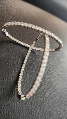 Pendientes de lúpulo de diamantes naturales de 7 quilates Foto 1 de 4