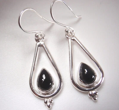 Pendientes colgantes de plata de ley 925 de ónix negro en forma de pera en aro Foto 1 de 2