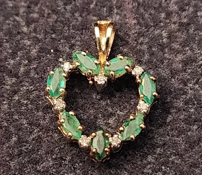 14k Solid Gold Emerald with Diamond Accents Heart Pendant Estate Jewelry  1.3gm - Image 1 of 4