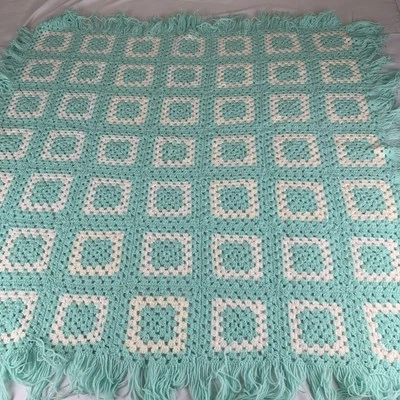 Manta cuadrada para bebé abuela crochet a mano ~ afgana ~ verde menta/blanco ~ 39 x 41 + flecos Foto 1 de 4