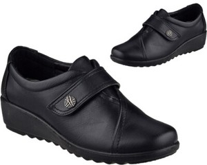 clarks nursing clogs