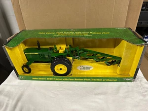 JOHN DEERE 3020 TRACTOR WITH FOUR BOTTOW PLOW - ERTL - SCALA 1/16 - Foto 1 di 5