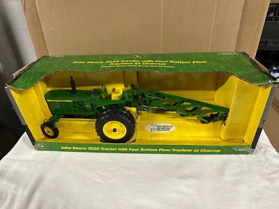 JOHN DEERE 3020 TRACTOR WITH FOUR BOTTOW PLOW - ERTL - SCALA 1/16 - Immagine 1 di 4