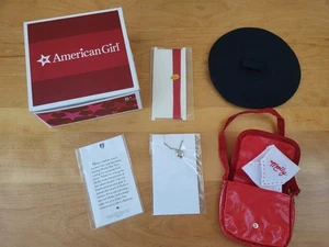 American Girl Mollys Accessori Nuovo con scatola berretto, borsa, nastri per capelli, medaglione, fazzoletto - Foto 1 di 2