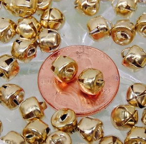 100 minuscules CLOCHES JINGLE BELLS en métal ~ couleur or ~ perles gouttes breloques 6 mm (1/4") avec boucle - Photo 1 sur 7