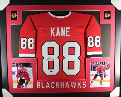 Camiseta deportiva personalizada firmada/autografiada por Patrick Kane en marco de 35x43 - Beckett/BAS Foto 1 de 2