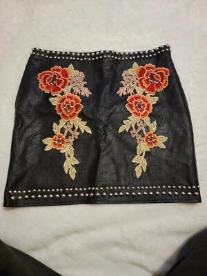 Minifalda ROMEO & JULIET COUTURE bordada con tachuelas de cuero sintético negra talla M Foto 1 de 4