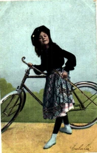 Una niña con bicicleta - Ciclismo - Foto antigua postal años 1900 - Imagen 1 de 2