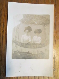 Echt Foto Postkarte -RPPC Neuheit Gag Studioaufnahme 2 Frauen im Luftschiff Luftschiff Luftschiff - Bild 1 von 4