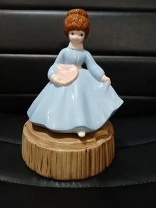 Music Box Vintage Ceramica Bambina Con Cuore E Vestito 10"x7" Suona "Da qualche parte il mio... - Foto 1 di 6