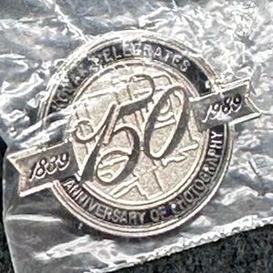 MINT Vintage NIB "KODAK Celebrates 150th Anniversary of Photography" Lapel Pin - Photo 1 sur 6