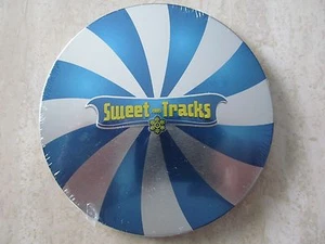 2005 SWEET TRACKS CD Gift Tin BEST BUY Christmas Exclusive 8 Holiday Songs NIP! - Picture 1 of 3