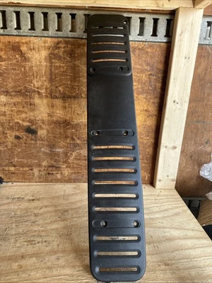 RAM PROMASTER 3500 2014-2022 PILAR TRASERO IZQUIERDO MOLDURA OEM 1308469070 Foto 1 de 3