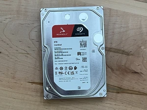 ST8000VN004 Seagate Ironwolf NAS 8TB 3.5 256M Enterprise SATA Hard Drive - Afbeelding 1 van 7