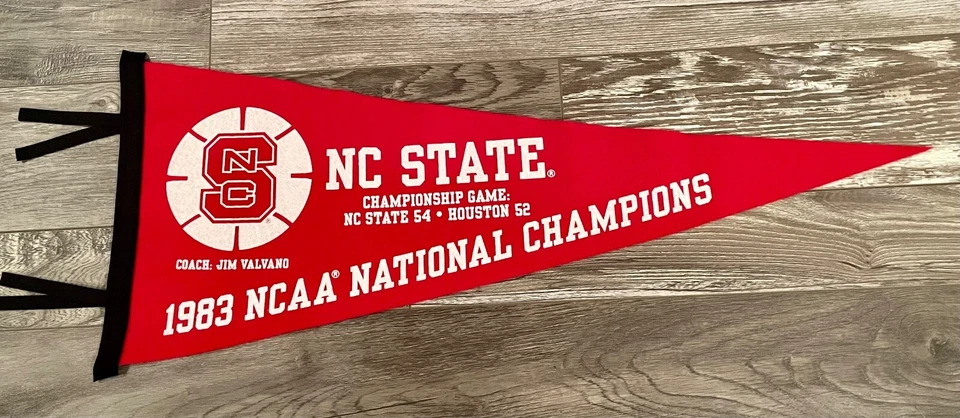 NC State Wolfpack Jim Valvano Baloncesto 1983 NCAA Campeonato Nacional Banderín Foto 1 de 1