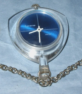 RELÓGIO COM PINGENTE DE VENTO MANUAL LUCERNA, MOSTRADOR AZUL, CAIXA DE PLEXIGLASS, FUNCIONANDO BEM - Imagem 1 de 4