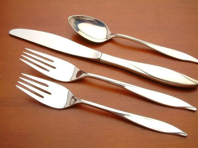 Vivant by Heirloom/ Oneida Sterling Silver 4 piece Place Setting, gently used - Image 1 of 1