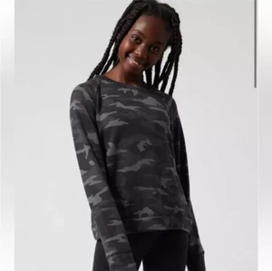 NEW! Athleta Girl Cozy Cross Your Fingers Sweatshirt Black Camo XS/6 NWT - Picture 1 of 4