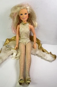Muñeca Jem Jerrica Brillo y Oro 1986 Micrófono Zapatos Peine Boa Tacones Hasbro De Colección - Imagen 1 de 12