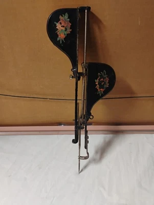 Cosechadora de mano antigua "joya" también conocida como punzón de coser o costuradora de aguja de alfombra. Foto 1 de 2