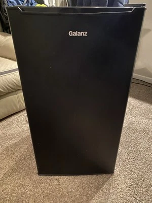 Galanz 93 L Mini Refrigerator - Black (GLR33MBKE23) - Image 1 of 4