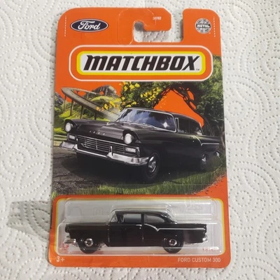 Coche de juguete fundido a presión de metal negro Matchbox Ford Custom 300 (2022) 10/100 Foto 1 de 3