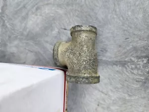 Tee 3/4" x 1/2" x 1/2" Galvanized Malleable Iron NPT Threaded Pipe Fittings - Picture 1 of 5