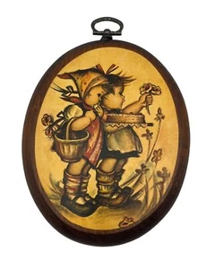 Impresión artística vintage de Hummel en placa de pared de madera ovalada con niñas recogiendo flores - Imagen 1 de 2