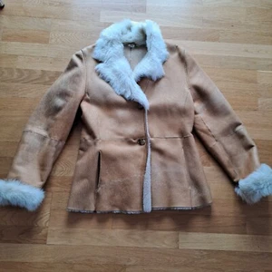 lammfell jacke damen 38, die Jacke ist sehr schick geschnitten. - Bild 1 von 5