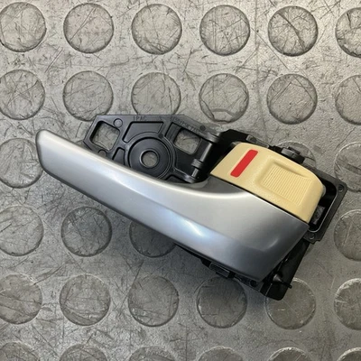 Toyota Camry 2015-2017 manija interior de la puerta del lado del pasajero trasero derecho OEM Foto 1 de 4