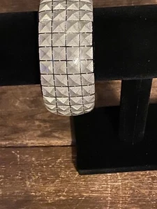Brazalete de lucita tachonado de tono plateado de 1 1 2 pulgadas de ancho - Imagen 1 de 3