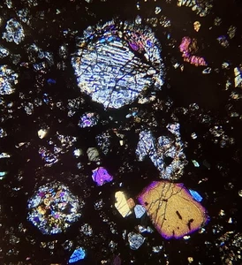 Meteorite NWA 5348 rara condrite carbonacea CO3 - bella sezione sottile - Foto 1 di 6