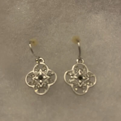 Pendientes Vintage VERA BRADLEY Filigrana Tono Plata con Piedra Central Negra Foto 1 de 3