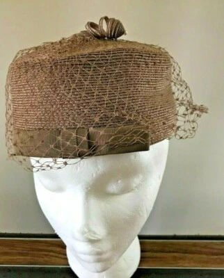 Chapéu Vintage Chas A Stevens Taupe com Véu e Taco Encaracolado na Parte Superior - Imagem 1 de 4