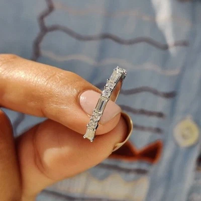 Alianza de boda de media eternidad de diamantes simulados corte baguette de 1,2 TCW de oro blanco de 14 quilates Foto 1 de 4