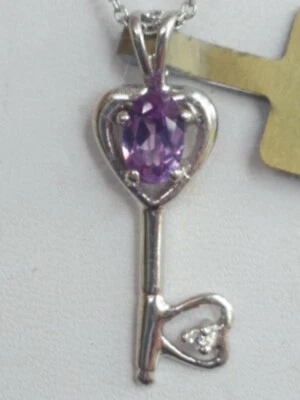 Colgante en forma de llave de diamante y corte ovalado creado en laboratorio de alejandrita de oro blanco macizo de 10 k  Foto 1 de 4