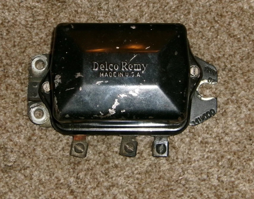 Chevy 1956 12V regulador de voltaje 25 amperios OEM original Delco-Remy #1119000 fecha 6F Foto 1 de 4