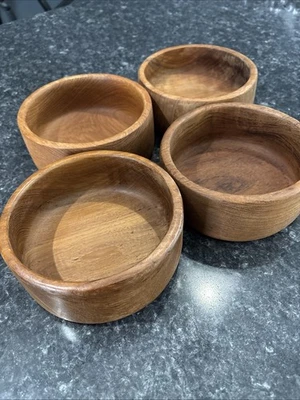 Juego de 4 ensaladeras talladas a mano vintage de madera maciza de teca de mediados de siglo MCM, c1 Foto 1 de 4