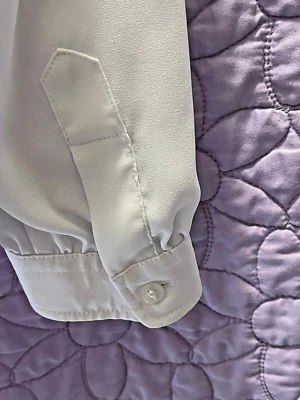 Blusa blanca uniforme vintage Louis Vuitton con corbata en el cuello y cremallera dorada talla 34 Foto 1 de 4