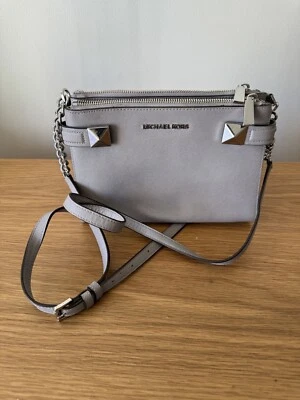 Michael Kors Karla Bandolera Mediana Cartera Doble Cremallera Gris Cuero Plateado Foto 1 de 4