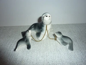 Estatuillas de cerámica encadenadas vintage miniatura de sello de mamá bebés bebés 3,5 x 4,75" - Imagen 1 de 7
