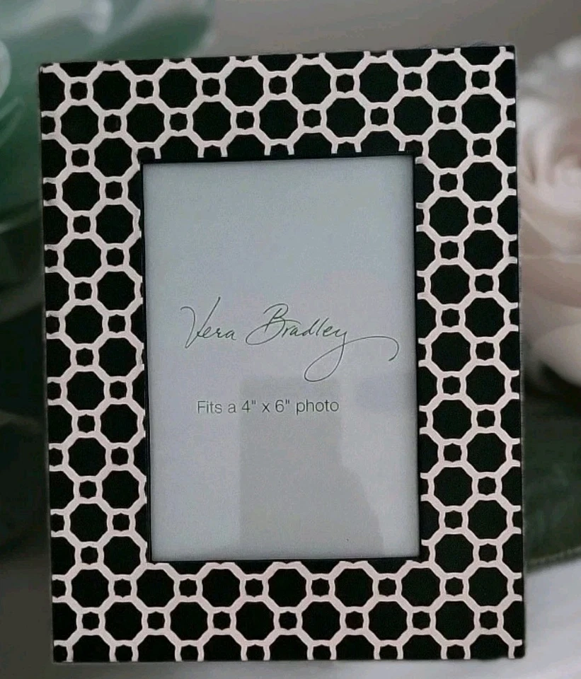 ¡Nuevo! Marco cortado por láser VERA BRADLEY ¡Se adapta a imágenes de 4 X 6 en geométrico de medianoche! Foto 1 de 3