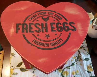 Banqueta pintada de vermelho em forma de coração - Imagem 1 de 4