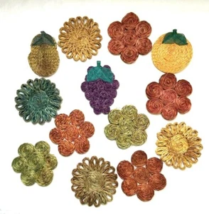 Vintage 13 Rattan Untersetzer Korb Stroh Gewebt Boho Wohndeko Bargeschirr Helle Farben - Bild 1 von 9