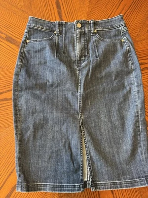 Falda lápiz WHBM White House Black Market Denim con abertura frontal; talla 6 Foto 1 de 4