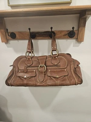 Bolso de mano Kate Landry de cuero marrón con herrajes de latón Foto 1 de 4