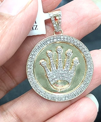 Colgante medallón corona diamante natural de oro amarillo de 10 quilates de 0,45 quilates 1,35" Foto 1 de 4