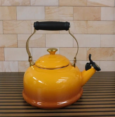 Hervidor de agua clásico Le Creuset esmaltado en acero de 1,7 cuartos con perilla dorada en caqui Foto 1 de 4