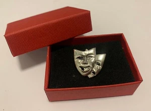 THEATERMASKEN SCHAUSPIELER ZINN ANSTECKNADEL ABZEICHEN BROSCHE REVERS ROT GESCHENKBOX GEBURTSTAG WEIHNACHTEN - Bild 1 von 4
