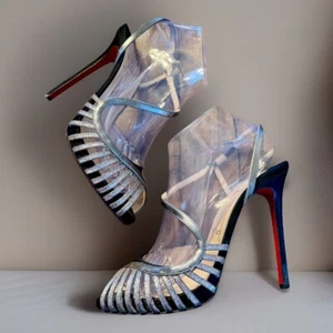 Christian Louboutin Tacones Metálicos Plateados Negros con Tirantes Peep Toe - Talla 40 - Imagen 1 de 24